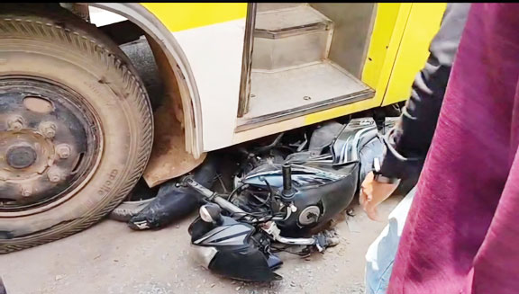 सिग्नल पर रुकी बाईकों को यात्री बस ने रौंदा, एक की मौत, चार घायल