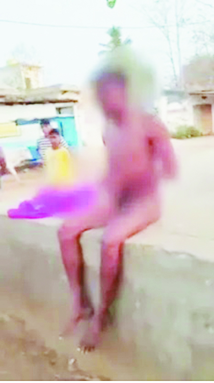 प्रेम प्रसंग में युवक के साथ बर्बरता, चौराहे पर नग्न कर पीटा, वीडियो वायरल, पांच गिरफ्तार