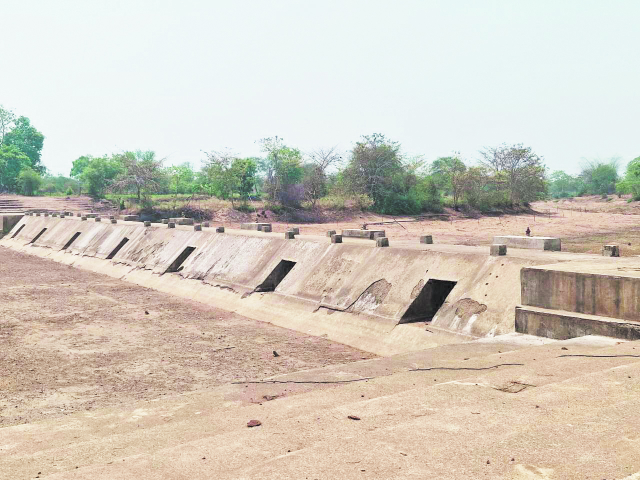 भयावह जलसंकट से अप्रैल में सूखे एनीकट