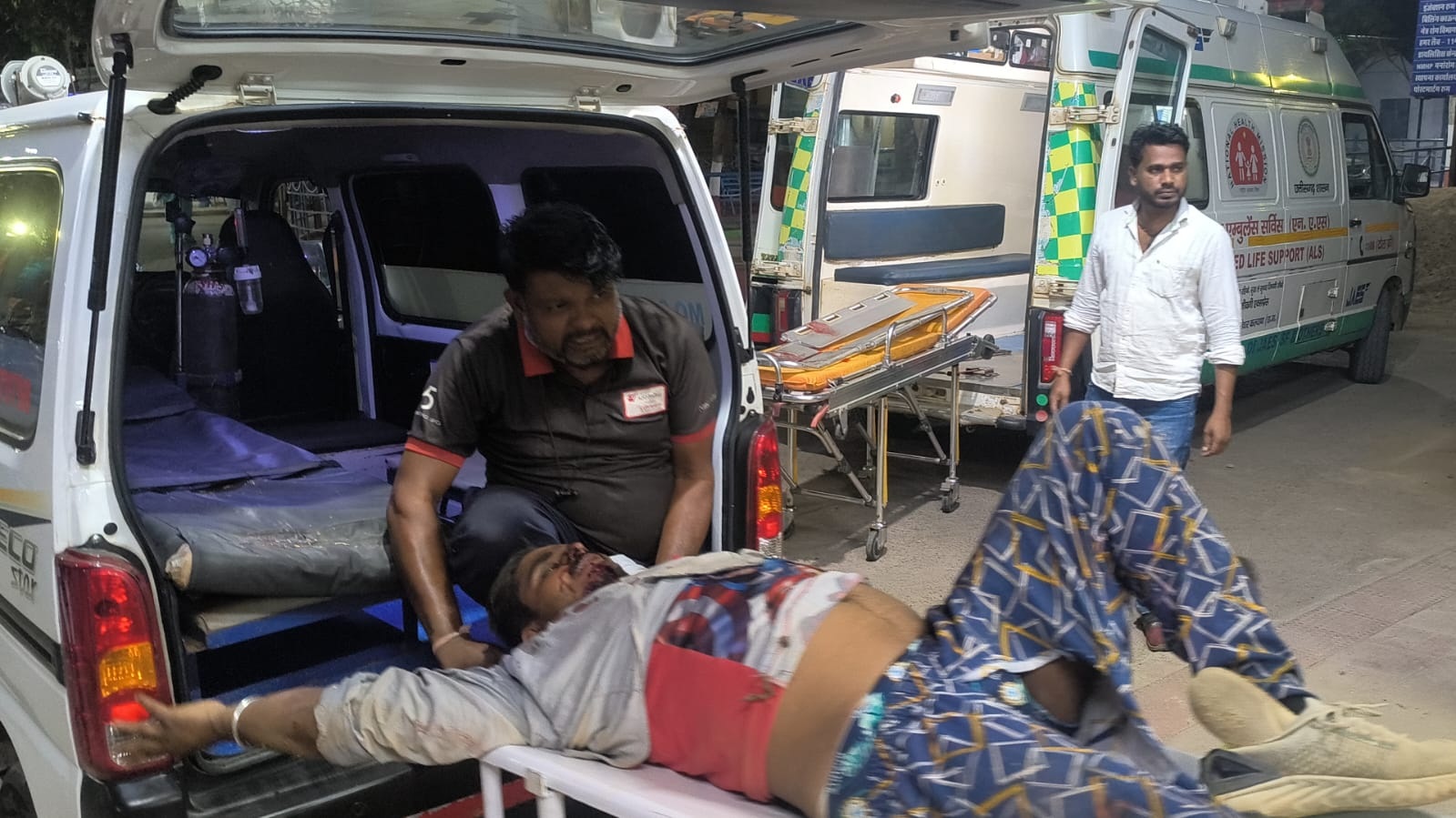 एनएच में कार की टक्कर से 2 बाइक सवार गंभीर, दोनों रायपुर रेफर एनएच में कार की टक्कर से 2 बाइक सवार गंभीर, दोनों रायपुर रेफर