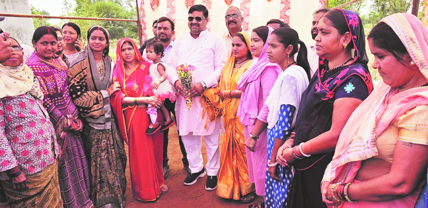 2 नये ट्रांसफार्मर का विधायक गजेन्द्र यादव ने किया भूमिपूजन 2 नये ट्रांसफार्मर का विधायक गजेन्द्र यादव ने किया भूमिपूजन