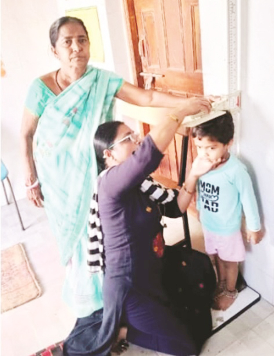 कुपोषित बच्चों के पोषण स्तर का अवलोकन कर रहे कार्यकर्ता कुपोषित बच्चों के पोषण स्तर का अवलोकन कर रहे कार्यकर्ता