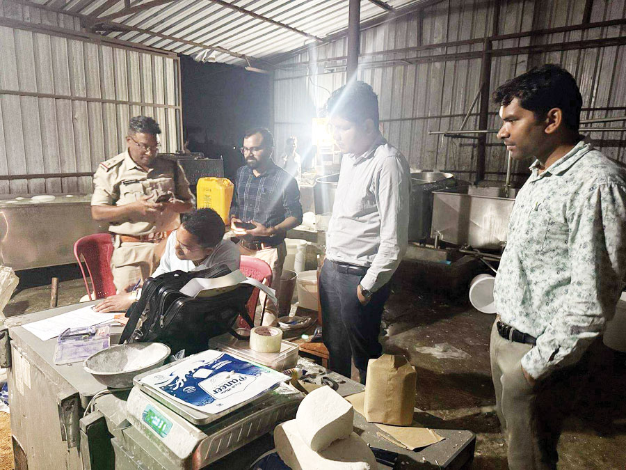 डेयरी में छापा,150 किलो नकली पनीर जब्त, सील डेयरी में छापा,150 किलो नकली पनीर जब्त, सील