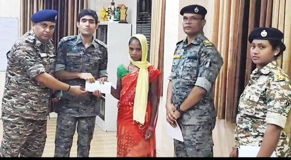 एक लाख की ईनामी महिला नक्सली का समर्पण