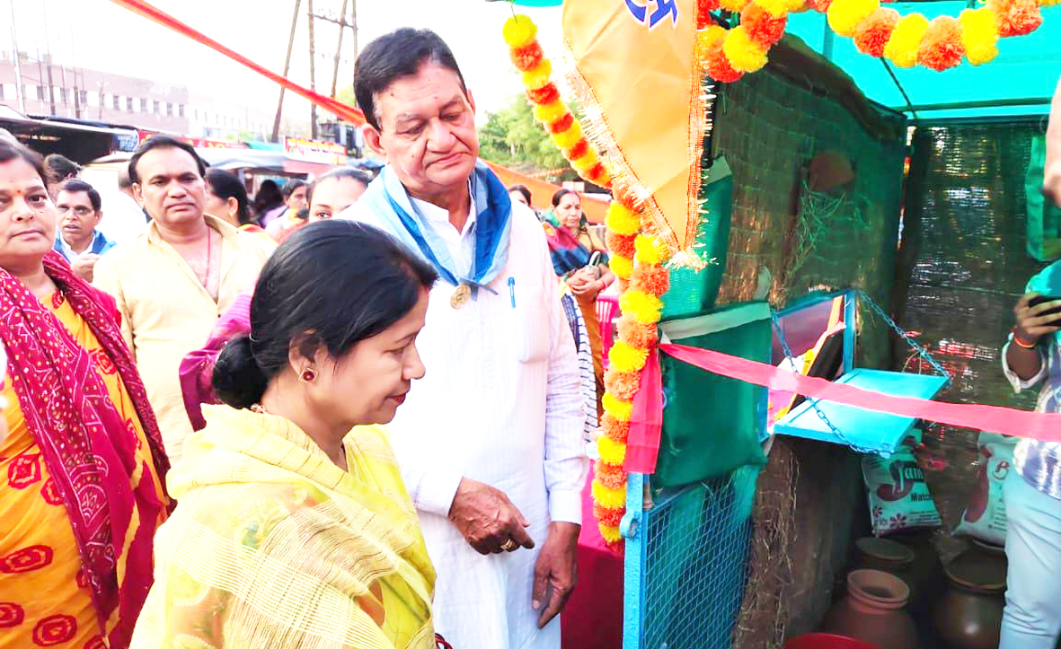 महापौर अलका ने बस स्टैंड में प्याऊ घर का किया शुभांरभ