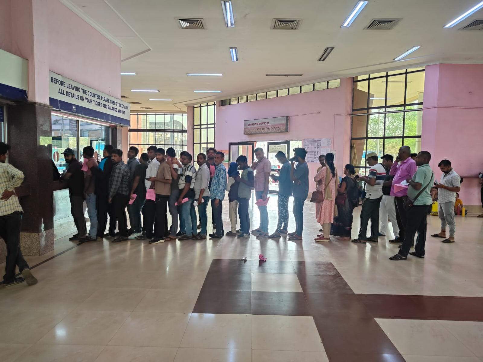 दर्जनों ट्रेनों का कैंसिलेशन दर्जनों ट्रेनों का कैंसिलेशन