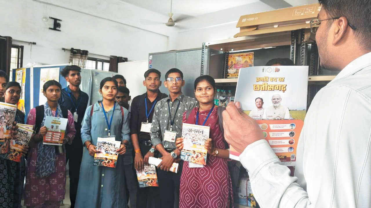 लवन कॉलेज के विद्यार्थियों ने किया कलेक्टोरेट का शैक्षणिक भ्रमण