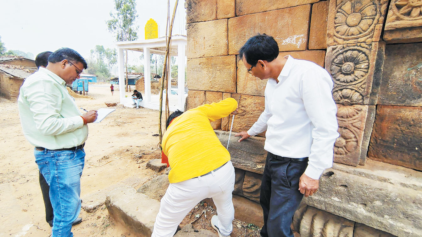 पुरातत्व विभाग की टीम ने किया एमसीबी के पुरातात्विक स्थलों का निरीक्षण