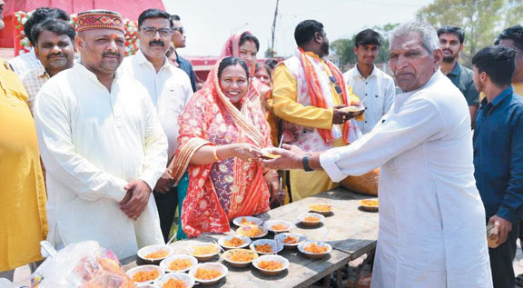 प्रतापपुर के प्राचीन सूर्य व हनुमान मंदिर में धूमधाम से मनाई हनुमान जयंती प्रतापपुर के प्राचीन सूर्य व हनुमान मंदिर में धूमधाम से मनाई हनुमान जयंती