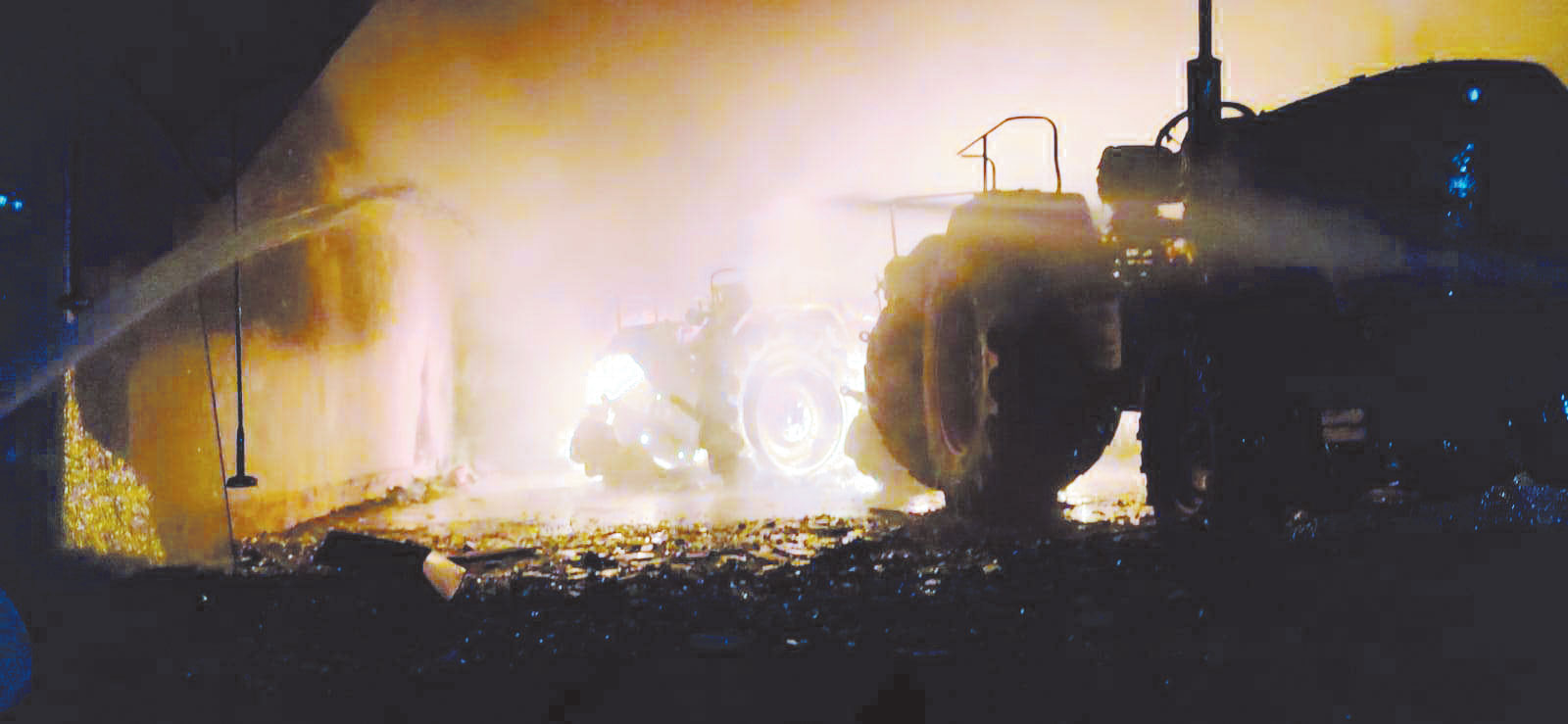 ट्रैक्टर शोरूम में आग, कई गाडिय़ां खाक