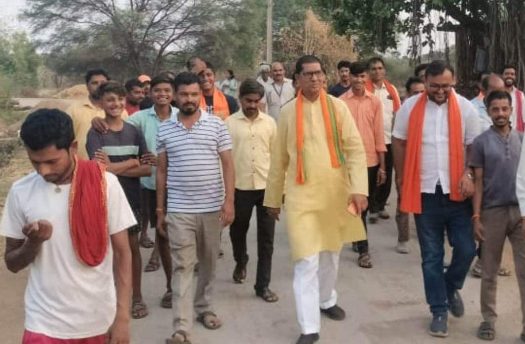 पूर्व विधायक जंघेल ने मुरई गांव का जाना हालचाल