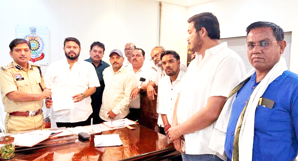 कांग्रेसियों ने एसपी को सौंपा ज्ञापन 