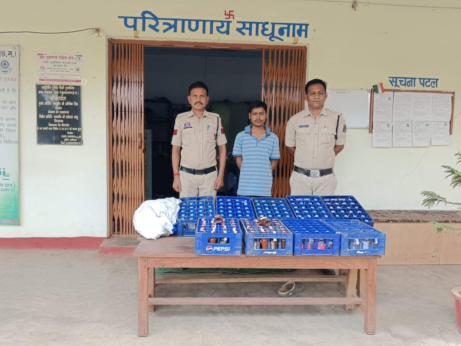 खेत से बड़ी मात्रा में शराब जब्त