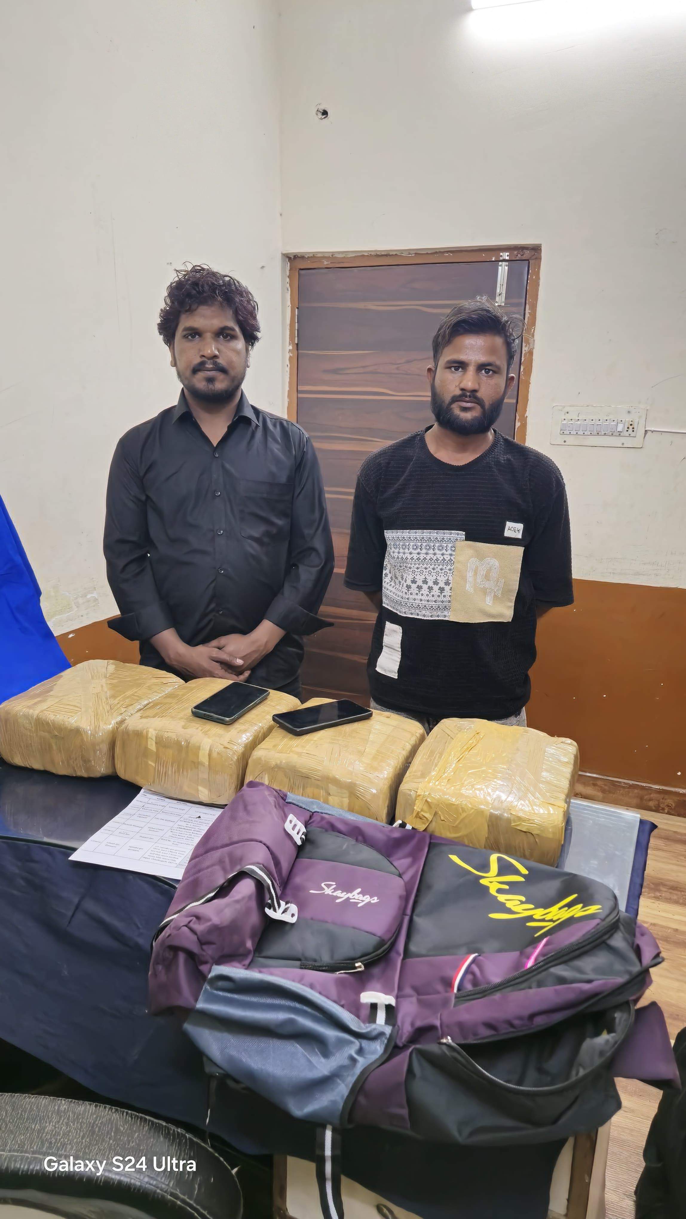 20 किलो से अधिक गांजे के साथ दो पकड़ाए, एक जेलयाफ्ता भी 20 किलो से अधिक गांजे के साथ दो पकड़ाए, एक जेलयाफ्ता भी