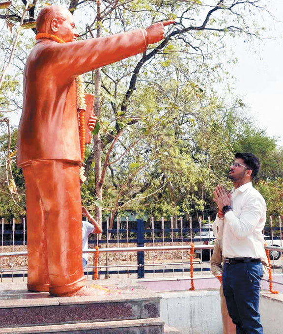 कलेक्टोरेट में मनाई अंबेडकर जयंती