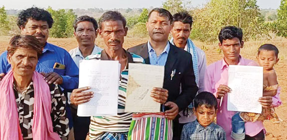 50 साल से काबिज जमीन का कलेक्टर से पट्टा बनाने की मांग 50 साल से काबिज जमीन का कलेक्टर से पट्टा बनाने की मांग