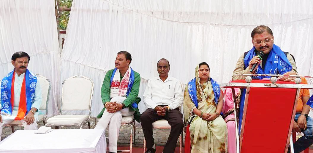 संविधान निर्माता के बताए मार्ग का करेंं अनुशरण - सांसद