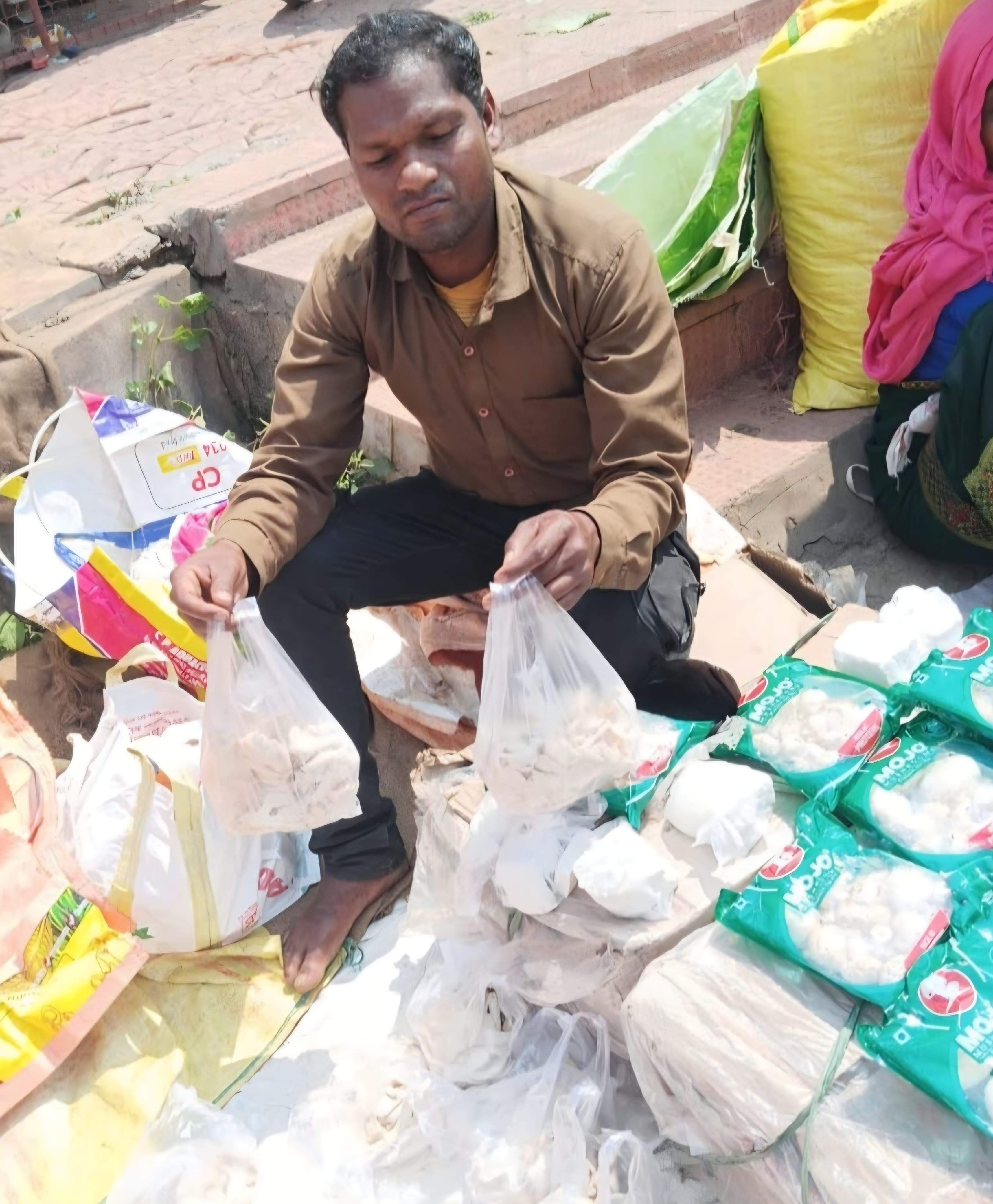 युवा किसान मशरूम की खेती से न केवल खुद  को, बल्कि पूरे गांव को बना रहा आत्मनिर्भर