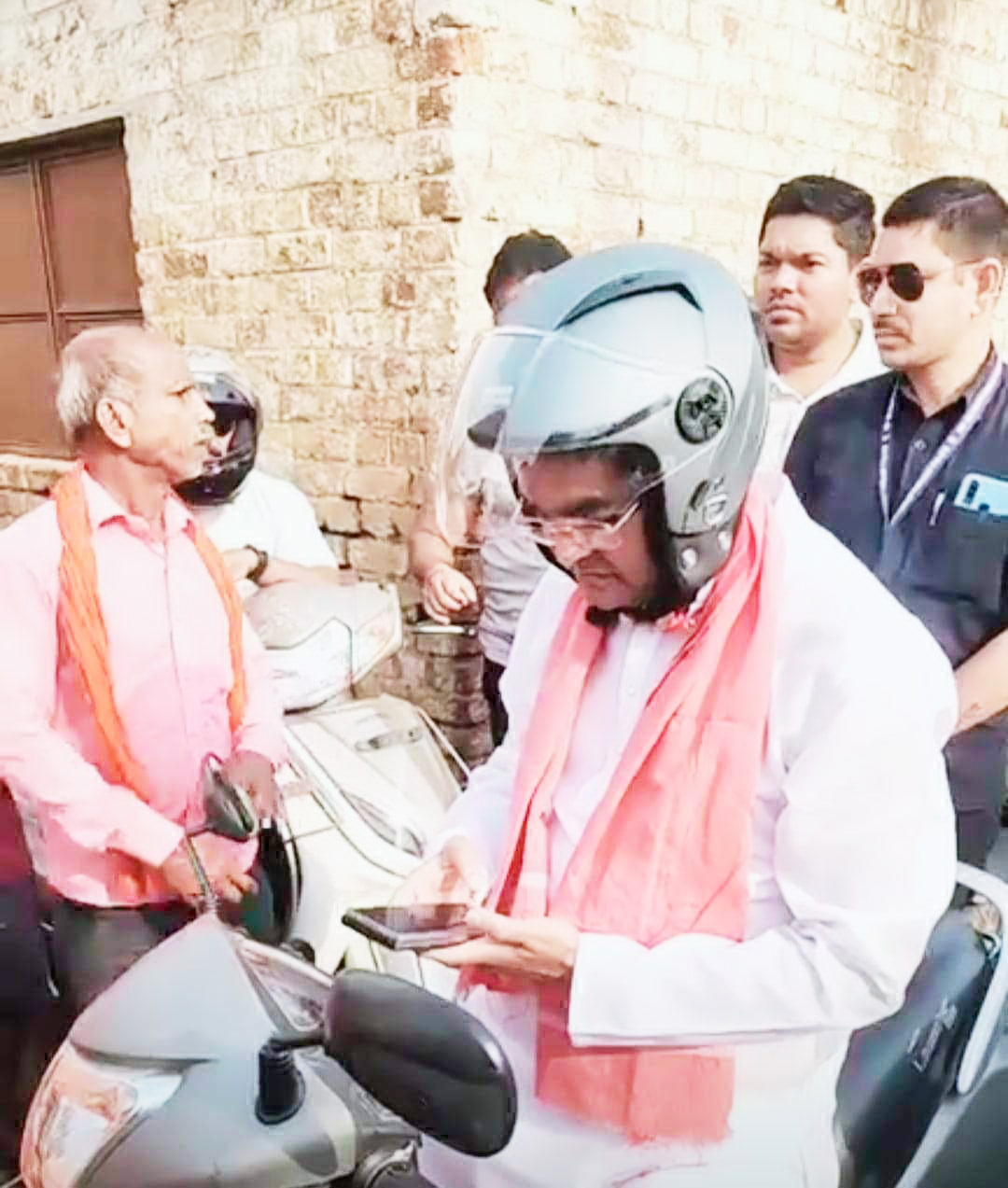 वैशाली नगर विधायक स्कूटी से पहले दिन पहुंचे खम्हरिया वार्ड वैशाली नगर विधायक स्कूटी से पहले दिन पहुंचे खम्हरिया वार्ड