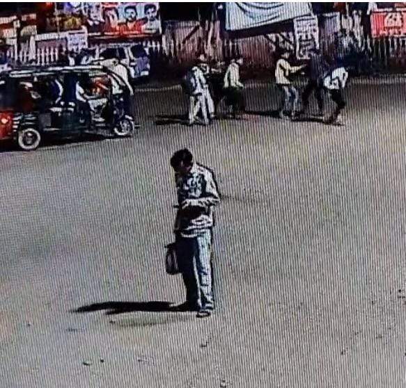 स्टेशन परिसर में चाकूबाजी एक घायल, हमलावर फरार स्टेशन परिसर में चाकूबाजी एक घायल, हमलावर फरार