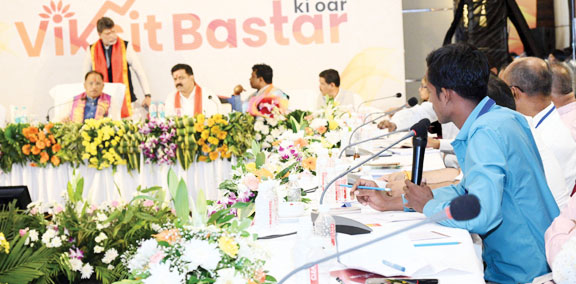 ‘विकसित बस्तर की ओर’ विषय पर परिचर्चा ‘विकसित बस्तर की ओर’ विषय पर परिचर्चा