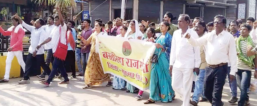 पूर्व विधायक कुंजाम के घर छापेमारी के विरोध में धरना-प्रदर्शन