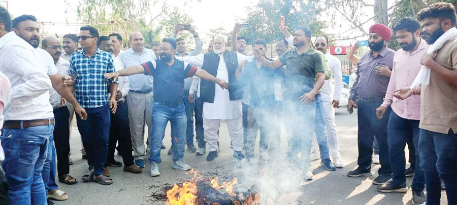 कांग्रेस ने ईडी और केंद्र सरकार का फूंका पुतला कांग्रेस ने ईडी और केंद्र सरकार का फूंका पुतला