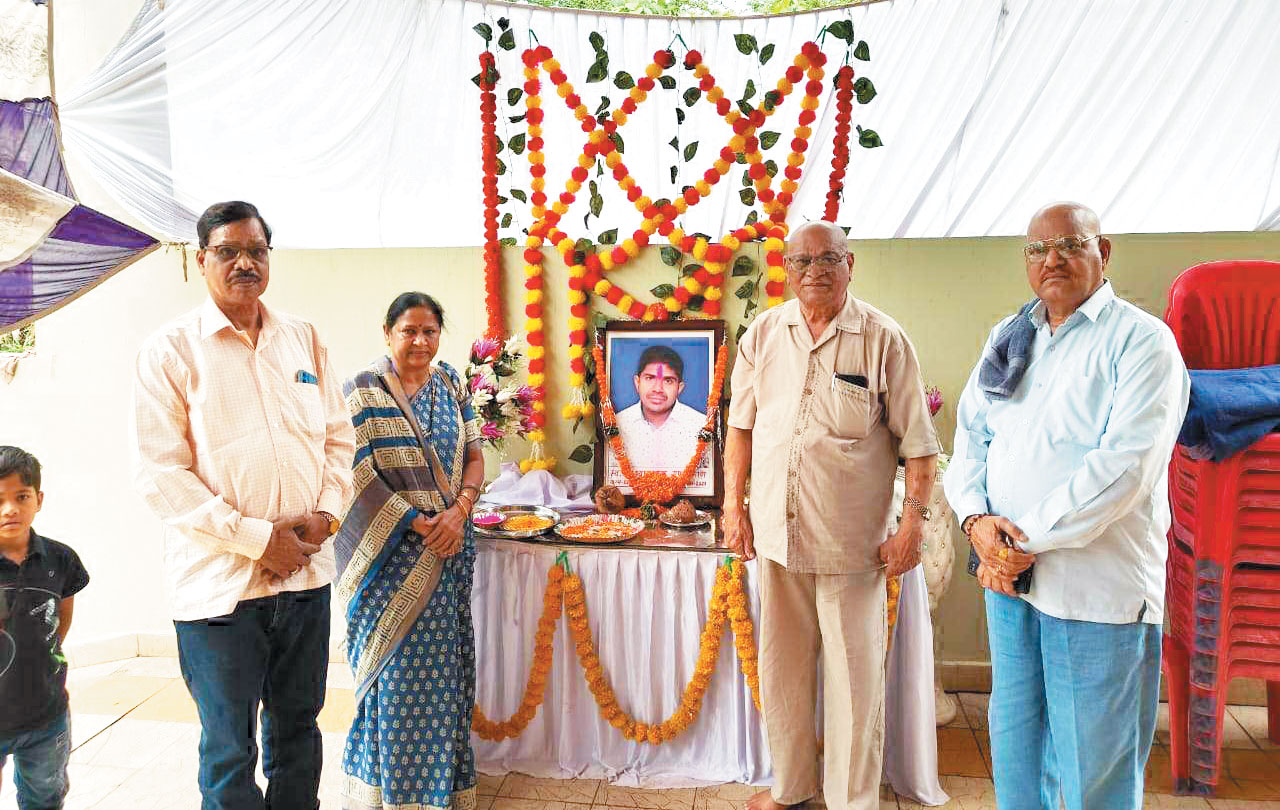 श्यामांतकमणि नाग को श्रद्धांजलि देने पहुंचे कांग्रेस नेता श्यामांतकमणि नाग को श्रद्धांजलि देने पहुंचे कांग्रेस नेता
