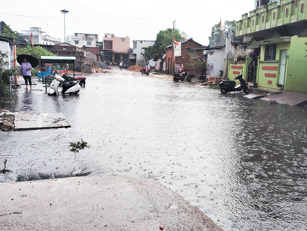 कुरुद में घंटे भर बारिश, सडक़ें जलमग्न कुरुद में घंटे भर बारिश, सडक़ें जलमग्न