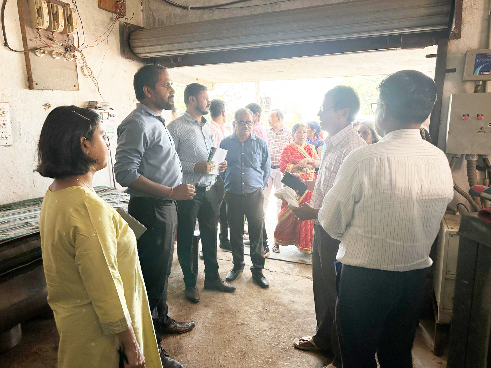 कलेक्टर ने सेमरा-बी के दुग्ध संग्रहण केंद्र का लिया जायजा कलेक्टर ने सेमरा-बी के दुग्ध संग्रहण केंद्र का लिया जायजा