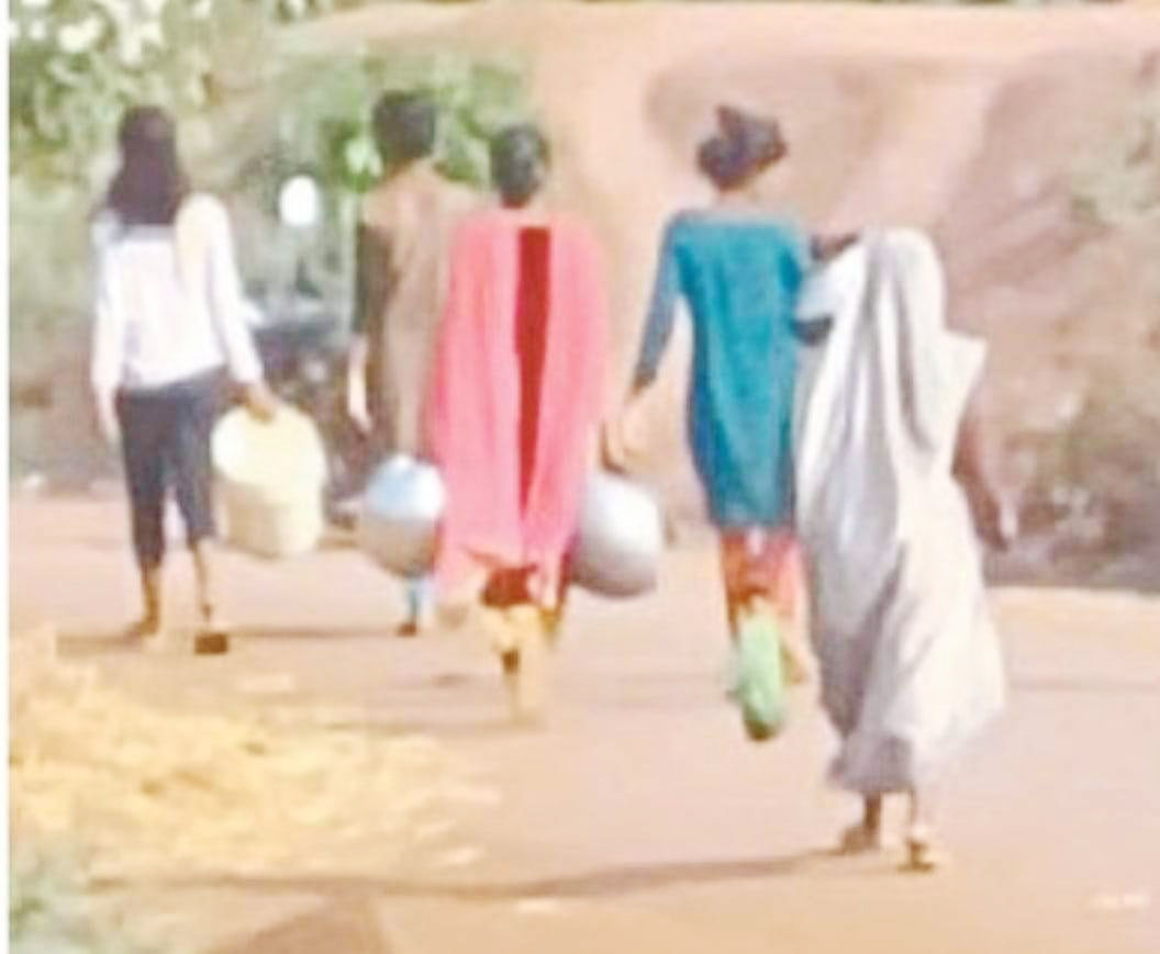 चार दिनों से पानी सप्लाई बंद, एक किमी दूर से लाना पड़ रहा