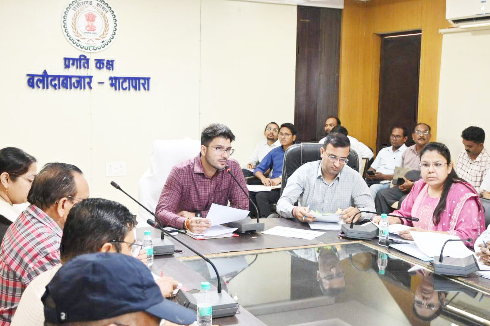 रणनीति बनाकर समय -सीमा में आवेदनों का करें निराकरण -कलेक्टर