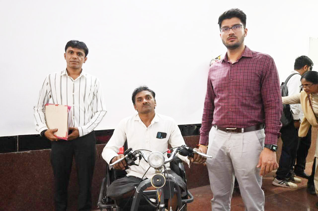 रतन लाल को मिली  मोटराइज्ड ट्राईसिकल