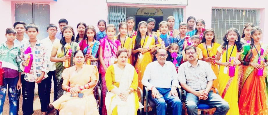 बच्चों ने स्कूल को दिए  छत्तीसगढ़ी आभूषण 