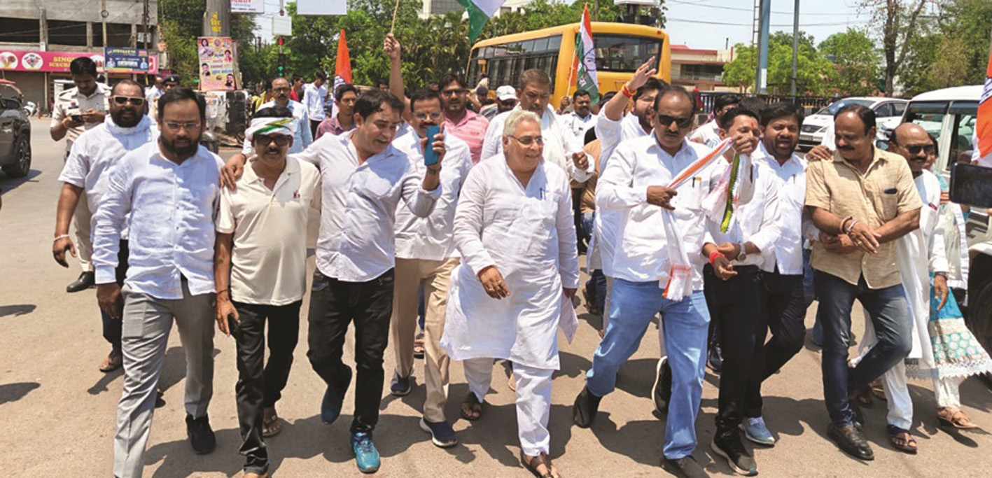 ईडी की कार्रवाई के खिलाफ कांग्रेस का धरना ईडी की कार्रवाई के खिलाफ कांग्रेस का धरना