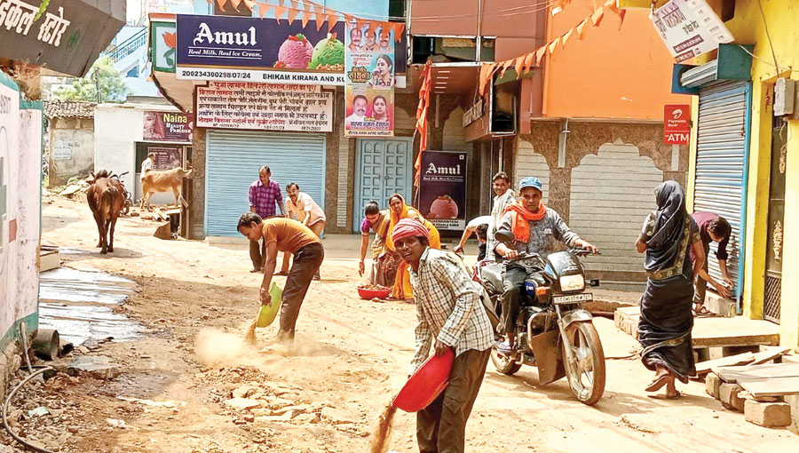 बीरगांव में सडक़ के गड्ढे पाटने को मजबूर है वार्ड वासी बीरगांव में सडक़ के गड्ढे पाटने को मजबूर है वार्ड वासी