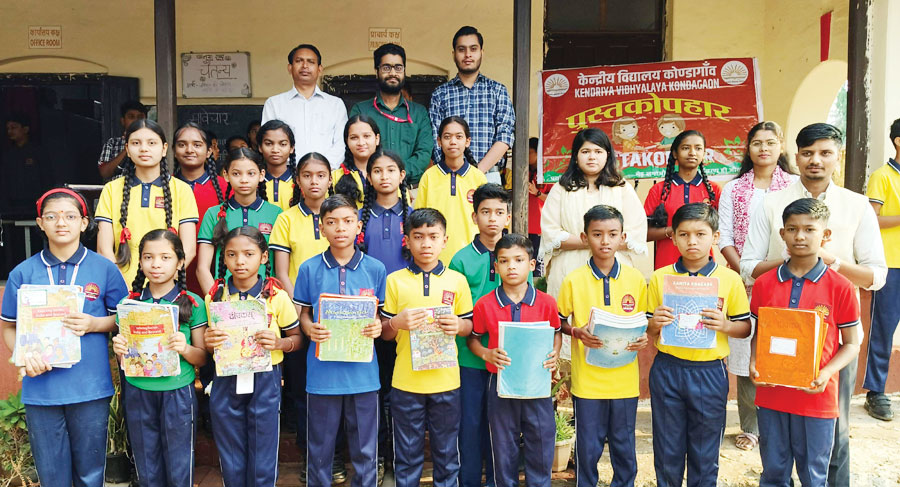 केन्द्रीय विद्यालय कोंडागांव में पुस्तकोपहार कार्यक्रम