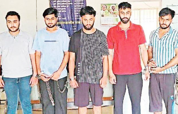 अंजोरा चौकी के भीतर घुस नशे में धुत युवकों का उत्पात, आरक्षकों को पीटा, 5 गिरफ्तार अंजोरा चौकी के भीतर घुस नशे में धुत युवकों का उत्पात, आरक्षकों को पीटा, 5 गिरफ्तार
