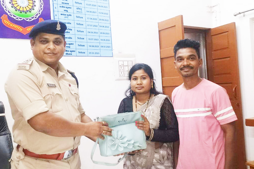 लाखों का मंगलसूत्र व मोबाइल भरा बैग बस में छूटा, पुलिस ने ढूंढकर लौटाया लाखों का मंगलसूत्र व मोबाइल भरा बैग बस में छूटा, पुलिस ने ढूंढकर लौटाया