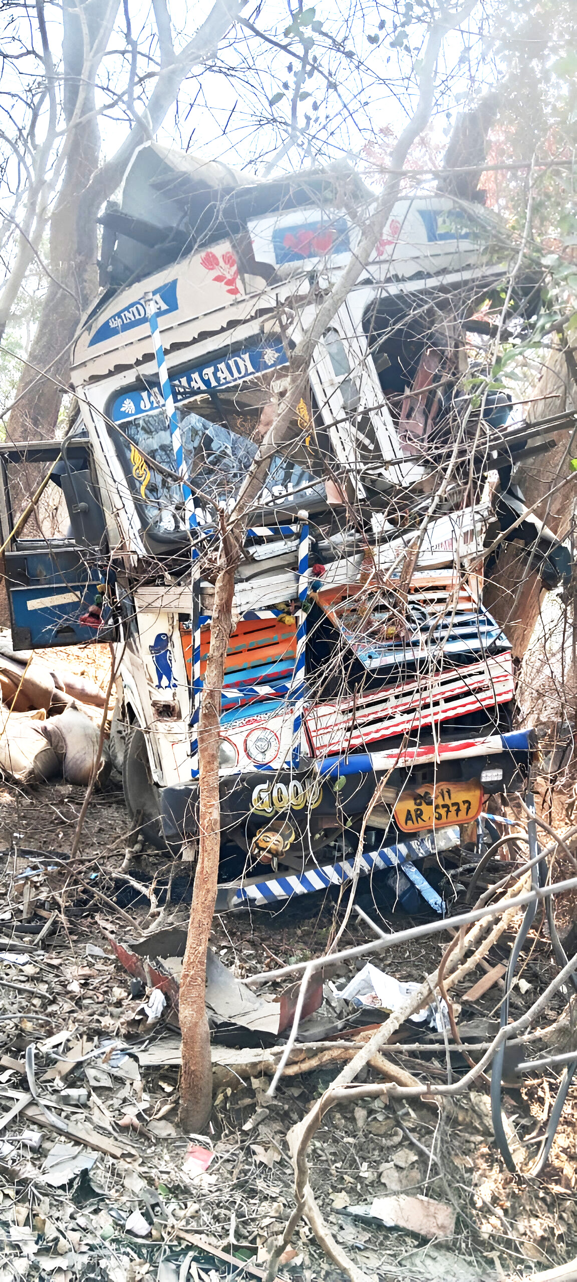 चावल से भरा ट्रक पेड़ से जा टकराया, ड्राइवर को मामूली चोट चावल से भरा ट्रक पेड़ से जा टकराया, ड्राइवर को मामूली चोट