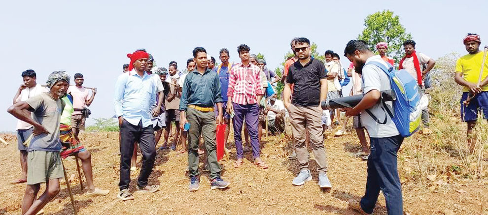 सारुजोबा पहाड़ के फर्जी पट्टा मामले में तहसीलदार ने किया निरीक्षण सारुजोबा पहाड़ के फर्जी पट्टा मामले में तहसीलदार ने किया निरीक्षण