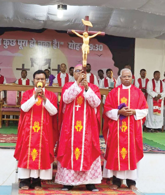 महागिरिजाघर में गुडफ्राइडे पर विविध धार्मिक अनुष्ठान महागिरिजाघर में गुडफ्राइडे पर विविध धार्मिक अनुष्ठान