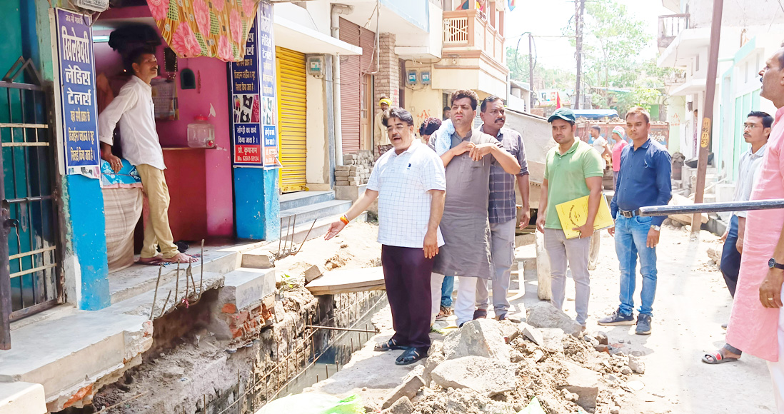 महापौर ने किया गुणवत्ताहीन नाली निर्माण का निरीक्षण महापौर ने किया गुणवत्ताहीन नाली निर्माण का निरीक्षण