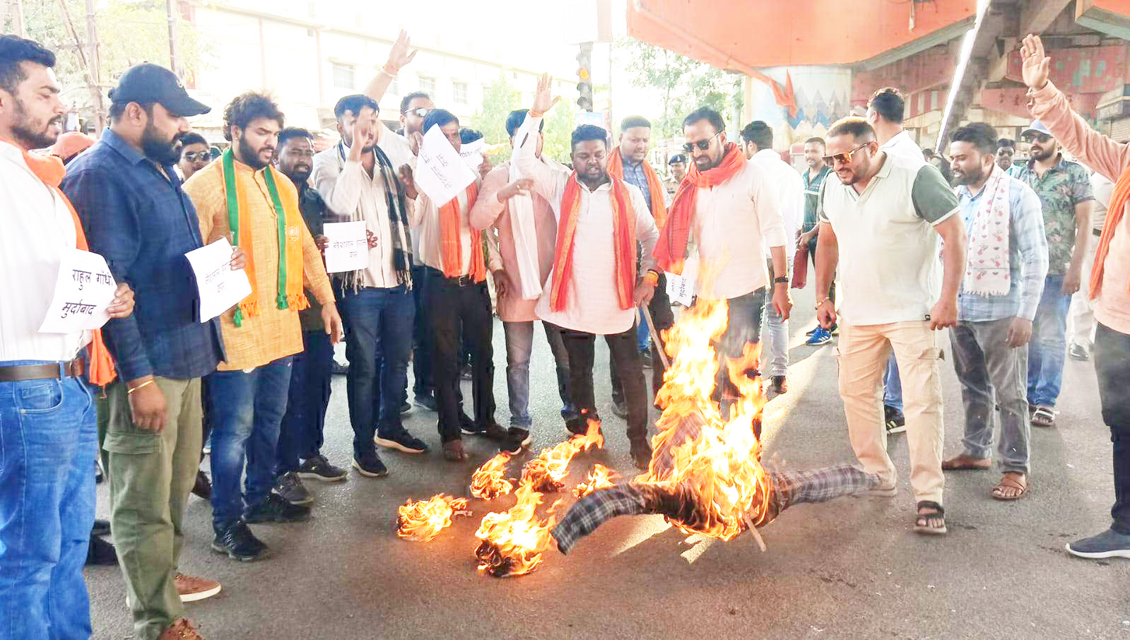 जिला भाजपा ने कांग्रेस का फूंका पुतला जिला भाजपा ने कांग्रेस का फूंका पुतला