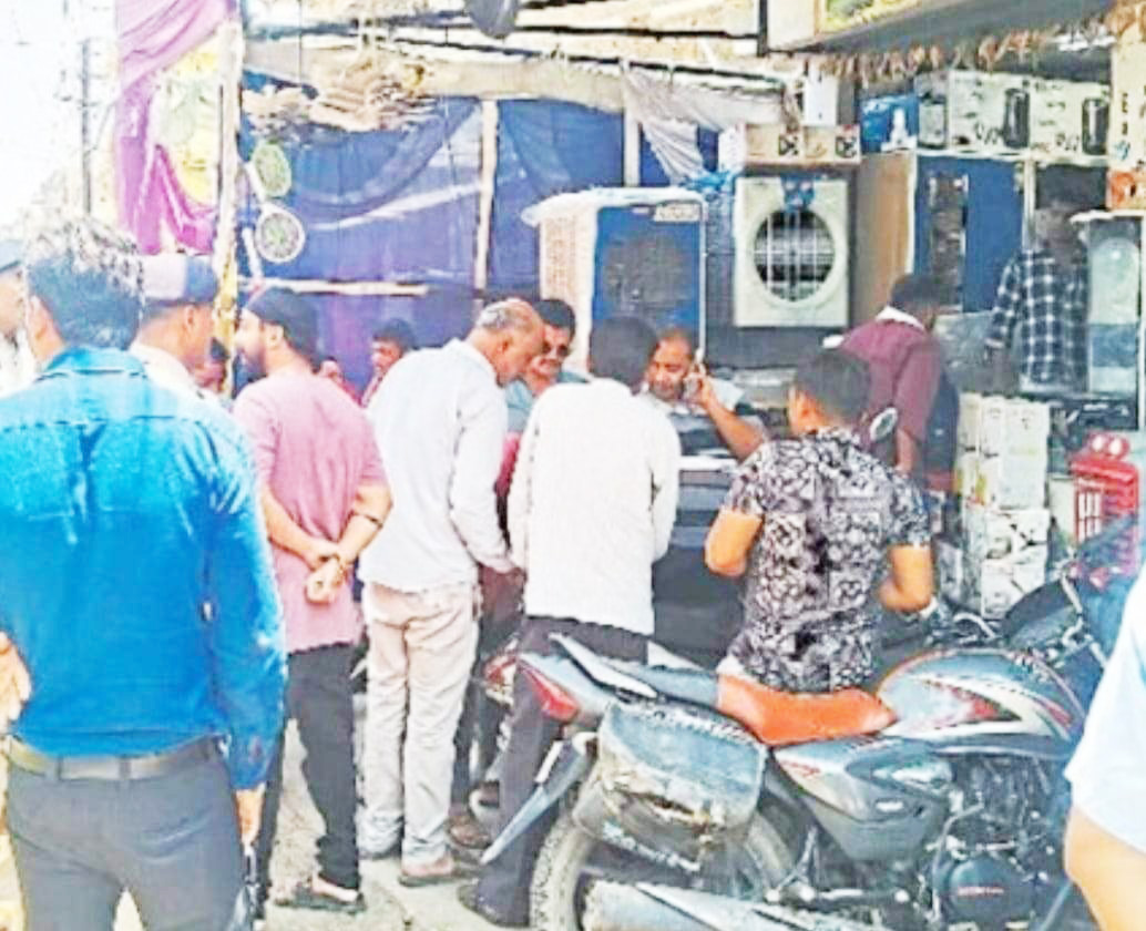 एंबुलेंस आधा घंटे तक फंसी रही, कारोबारी दुकान  से 10 से 12 फीट सामान बाहर निकाल रहे