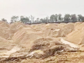 रेत का अवैध भंडारण, 200 ट्रिप हाइवा रेत जब्त
