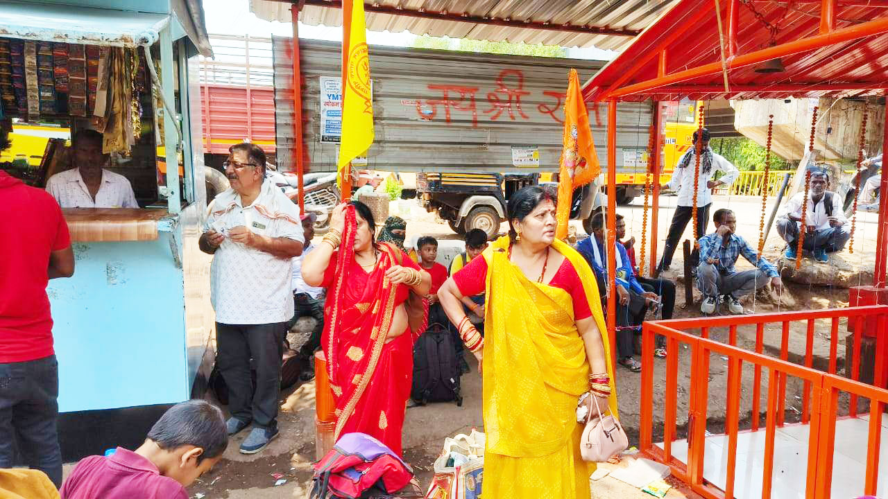 शादी सीजन में यात्रियों की बसों में ठसाठस भीड़ शादी सीजन में यात्रियों की बसों में ठसाठस भीड़
