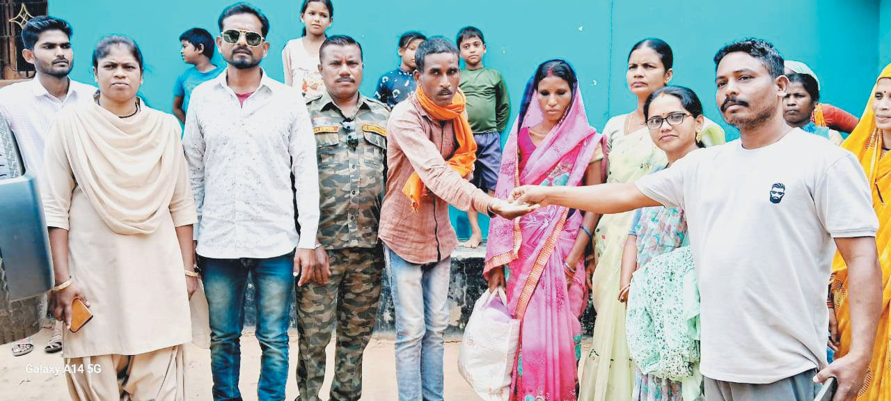 जनपद सदस्य ने की जरूरतमंद महिला की मदद जनपद सदस्य ने की जरूरतमंद महिला की मदद