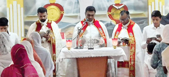  सेके्रड हार्ट कैथोलिक चर्च में गुड फ्राइडे को कू्रस रास्ता का आयोजन