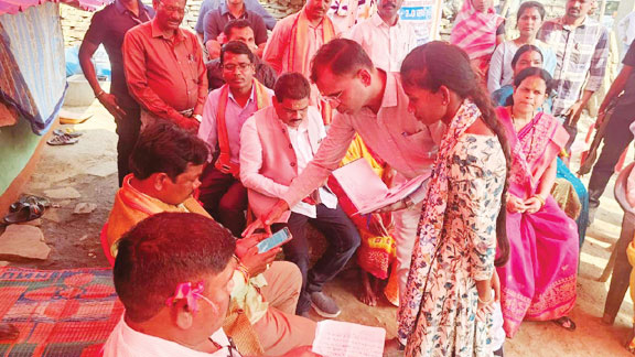 लोहंडीगुड़ा के दाबपाल में मोर दुआर-साय सरकार, सांसद-विधायक पहुंचे गांव लोहंडीगुड़ा के दाबपाल में मोर दुआर-साय सरकार, सांसद-विधायक पहुंचे गांव